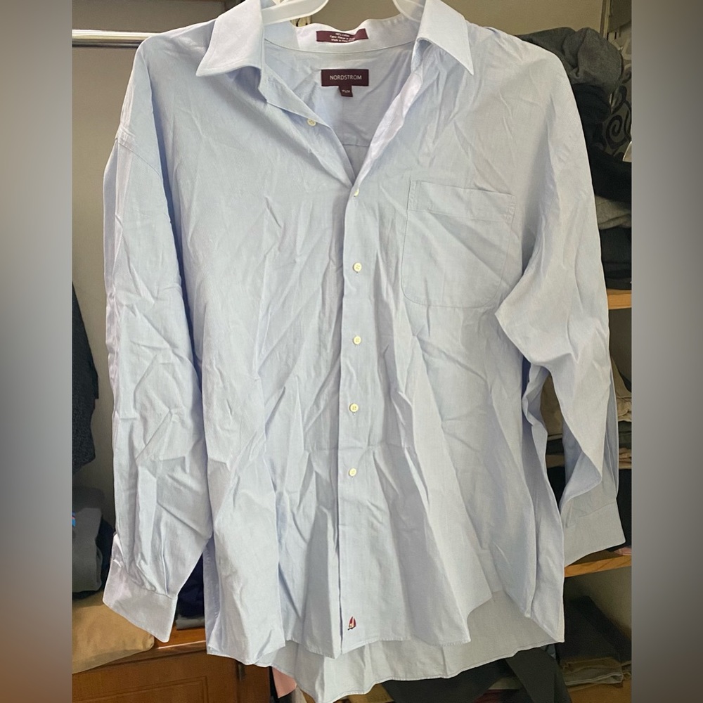 Men’s Nordstrom button down. Made out of 100% cotton.